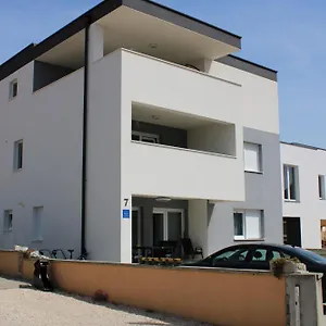 Apartmán Seven, Vir